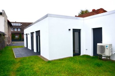 NEUBAU - ERSTBEZUG - Bungalow. Modern. Hell. 3 Zimmer, Gäste-WC. Gartenanteil. West-Terrasse