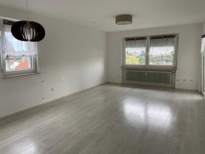 Neuwertige Wohnung mit drei Zimmern sowie Balkon und Einbauküche in Pforzheim