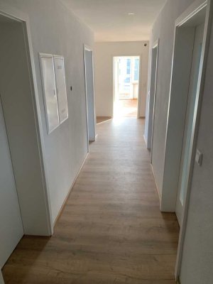 Attraktive 6-Zimmer-Wohnung mit gehobener Innenausstattung mit Balkon und EBK in Wolferstadt