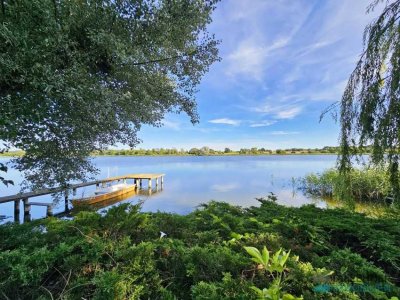 Dr. Lehner Immobilien NB - 
Charmantes Ferienhaus am See mit direktem Seezugang