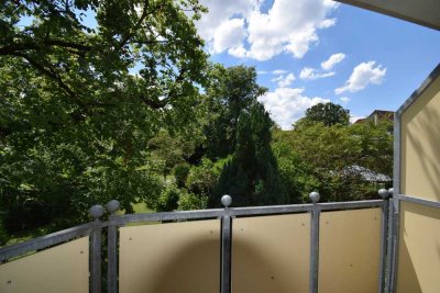 Attraktive 1-Zimmer-Wohnung mit Balkon und Blick in  Park