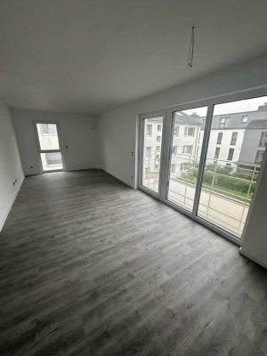 Neubau Erstbezug mit Balkon, Aufzug, Stellplatz