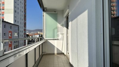 MIT GROSSEM SONNIGEM BALKON IN BAHNHOFSNÄHE