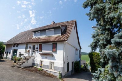 2-Familienhaus mit Garage und Nebenräumen in ruhiger Lage mit Aussicht ins Grüne