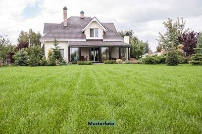 Freistehendes Einfamilienhaus mit angebauter Garage