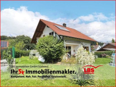 Einfamilienhaus mit Einbauküche, Ofen, Garage + Garten