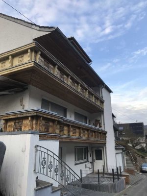 Vollständig renovierte Wohnung mit zwei Zimmern sowie Balkon und EBK in Niederheimbach