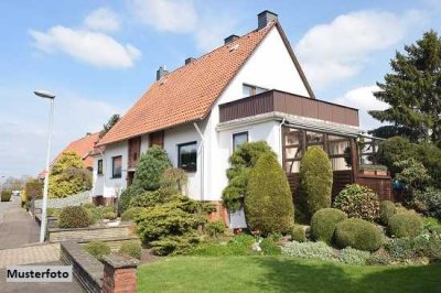 Freistehendes Einfamilienhaus, Garten und Garage