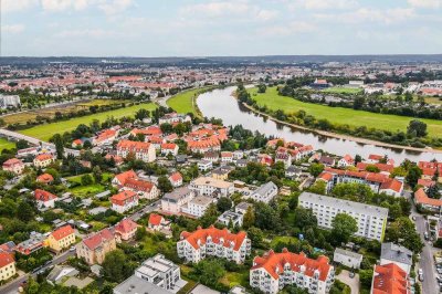 Bezugsfreie Dachgeschoss-ETW mit 3 Balkonen, EBK und TG-Stellplatz - fußläufig zur Elbe gelegen!