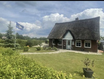 Charmantes Reetdachhaus mit Garage und schönem Garten in Borstel-Hohenraden