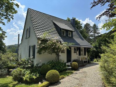 Möbliertes Landhaus auf großem Südhang