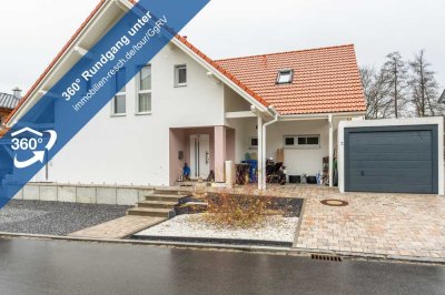 Deggendorf: Neuwertiges Einfamilienhaus 
63 m² Wohn-/Ess-/Kochbereich, 5 Schlafräume, KFW 55 Haus