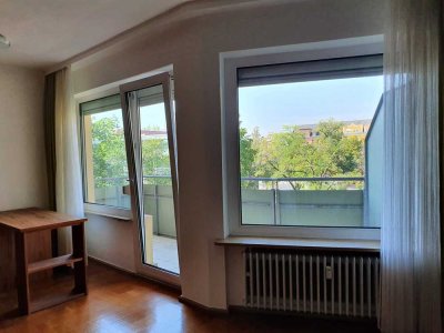 Großzügige, helle 1,5  Zimmer Wohnung