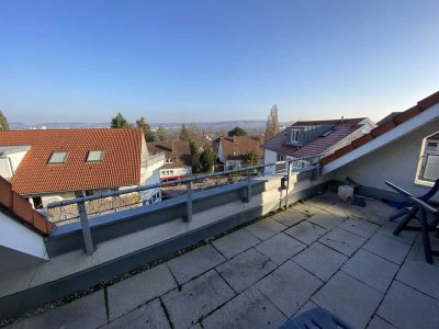 toller Ausblick: sonnige 2,5-Zimmer-Galerie-Whg. mit großer Dachloggia, EBK, ruhige Lage in nur 6 FH