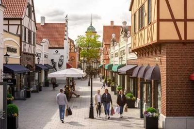 Exklusive, modernisierte 2-Zimmer-Wohnung mit Balkon und Einbauküche in Neumünster