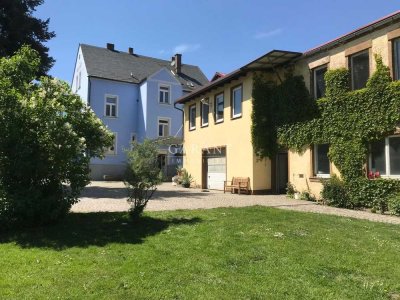 Villa mit Büro, großer Wohnung, Halle und acht Garagen