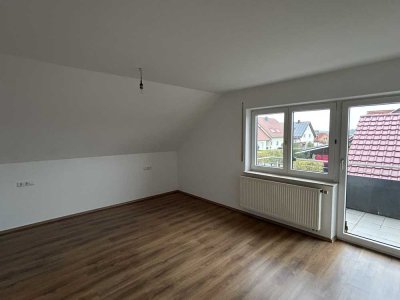 Schöne modernisierte 3,5-Zimmer-DG-Wohnung mit Balkon und EBK in Stödtlen