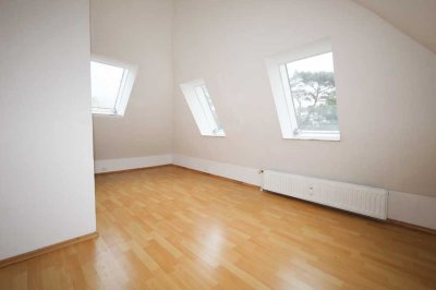 2-Zimmer-Dachgeschosswohnung mit neuer Einbauküche und großer Dachterrasse