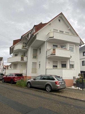 Geschmackvolle, sanierte 3-Raum-Erdgeschosswohnung mit geh. Innenausstattung mit Balkon und EBK