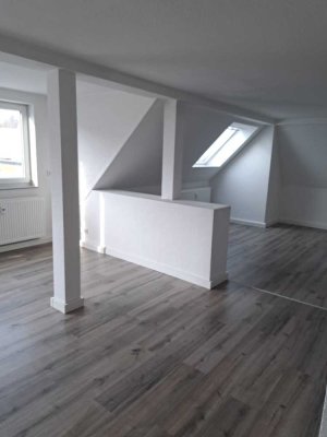 Provisionsfrei: Traumhafte, großzügige 2-Zimmer-DG-Wohnung mit Balkon u. Gartennutzung/ Stellplatz