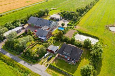 Idyllisches Hofensemble 
6 Ferienwohnungen,
Nebengebäude und traumhafter 
Garten in Föhrer Marsch