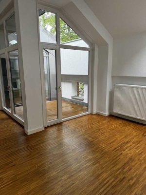 Exklusive Dachgeschoss Wohnung 2 Zi. mit innenliegender Terrasse in Pfingstbergnähe