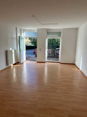 2 Zimmer mit Terrasse, Einbauküche, ruhige Lage und trotzdem zentral