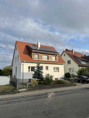 Helle Erdgeschosswohnung mit Balkon und Gartenzugang