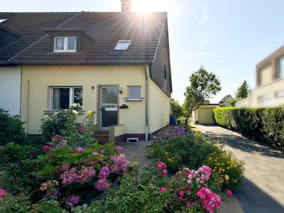 Mit Ausbaupotential: Charmante Doppelhaushälfte mit idyllischem Garten in Lechenich