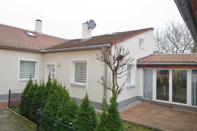 Kernsaniertes Winkel-Bungalow mit EBK  Garage im Zentrum von Röthenbach an der Pegnitz