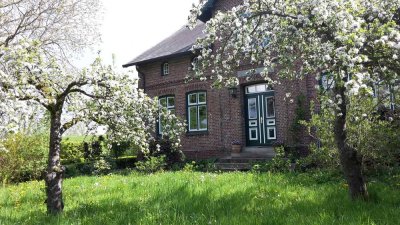 Leben am Deich - Idyllisches, familiengerechtes Bauernhofhaus von 1876 mit großem Apfelgarten