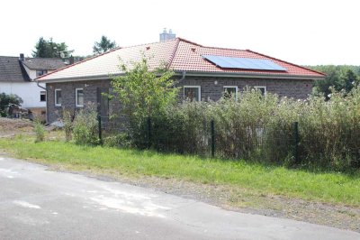 NEUBAU! Auf schönem, großem Grundstück. Ruhige Lage.