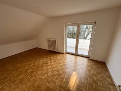 Sehr schöne frisch sanierte Dreizimmerwohnung ( Dachgeschosswohnung )