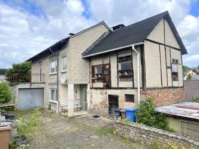 Einfamilienhaus mit ca. 115 m² Wohnfläche im Urzustand. 2 Vollgeschosse, Garage und kleine Scheune.