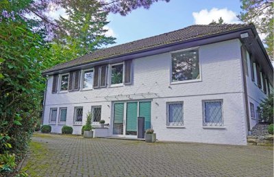 Zeitloses, großzügiges und geschmackvolles Landhaus in bester Lage