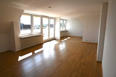 Schöne, helle Wohnung mit Ausblick über Regensburg für ruhige(n), alleinstehende(n) Mieter/in