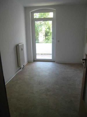 Großzügige 2-Zimmer mit neuem Laminat, Wannenbad und Balkon in ruhiger Lage! EBK mgl.