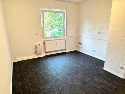 * NUR für  1 PERSON * FRISCH RENOVIERT * 1. OG * ab SOFORT * ARBEITERVIERTEL KL WEST *