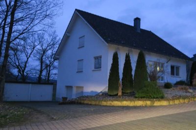 Freistehendes Dreifamilienhaus in bevorzugter Lage m. 246 QM Wl, 4 Garagen,3 Stellpl. Neue Heizungen