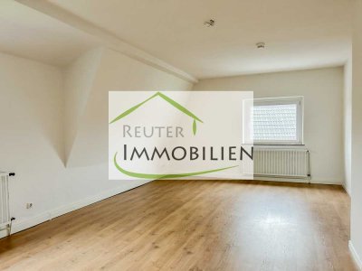 Großzügige Dachgeschosswohnung in ruhigem Drei-Parteien-Haus!