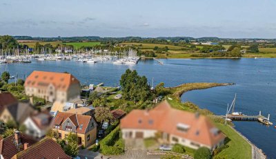 Wohnen mit Weitblick über die Schlei - privates Wassergrundstück mit eigener Steganlage