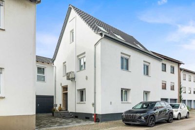 Stilvolle 6-Zimmer-Maisonette-Wohnung mit eigenem Garten in 2-Familienhaus