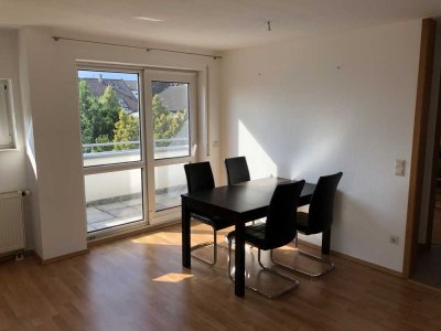 Gepflegte 2 Zimmer DG-Wohnung mit EBK und Balkon