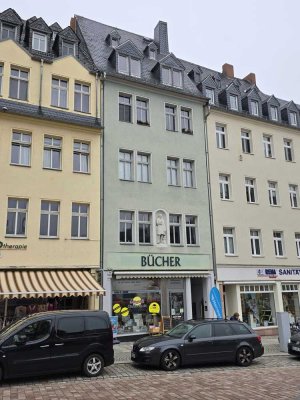 Zentrale Lage, 3 Räume, Einbauküche, Terrasse, Stellplatz - Was will man mehr?