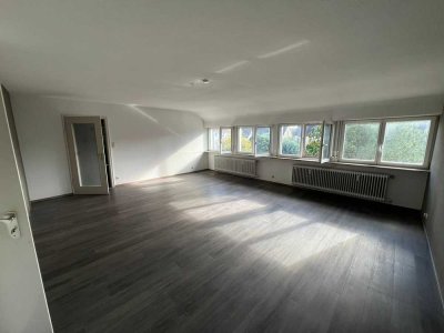 Großzügige 2-Zimmerwohnung mit Balkon, EBK, Garage und Kellerraum in Stuttgart-Vaihingen