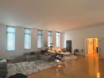 Altbau mit 76 Qm Loftwohnzimmer. Pendeltüren. Parkett. Neues Mosaikfliesenbad. Offene Küche. 3 Zi.