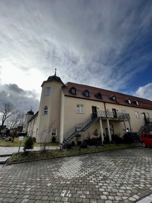 Wohnen im Meringer Schloss: 2-Zimmer-Wohnung mit Balkon, Einbauküche, Speicherabteil u. Stellplatz