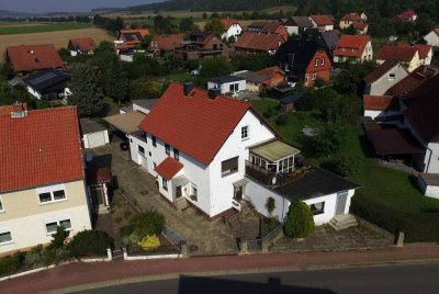 Vielfältiges Immobilienensemble: Wohn- & Geschäftshaus mit Bungalow, Garagen, Garten