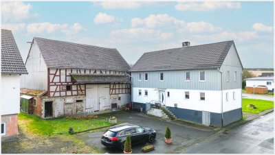 Modernisiertes Einfamilienhaus mit Nebengebäuden in Mücke - OT