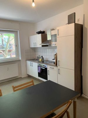 Sehr helle 2 Zimmerwohnung mit großer Wohnküche in stilvollem Altbau!